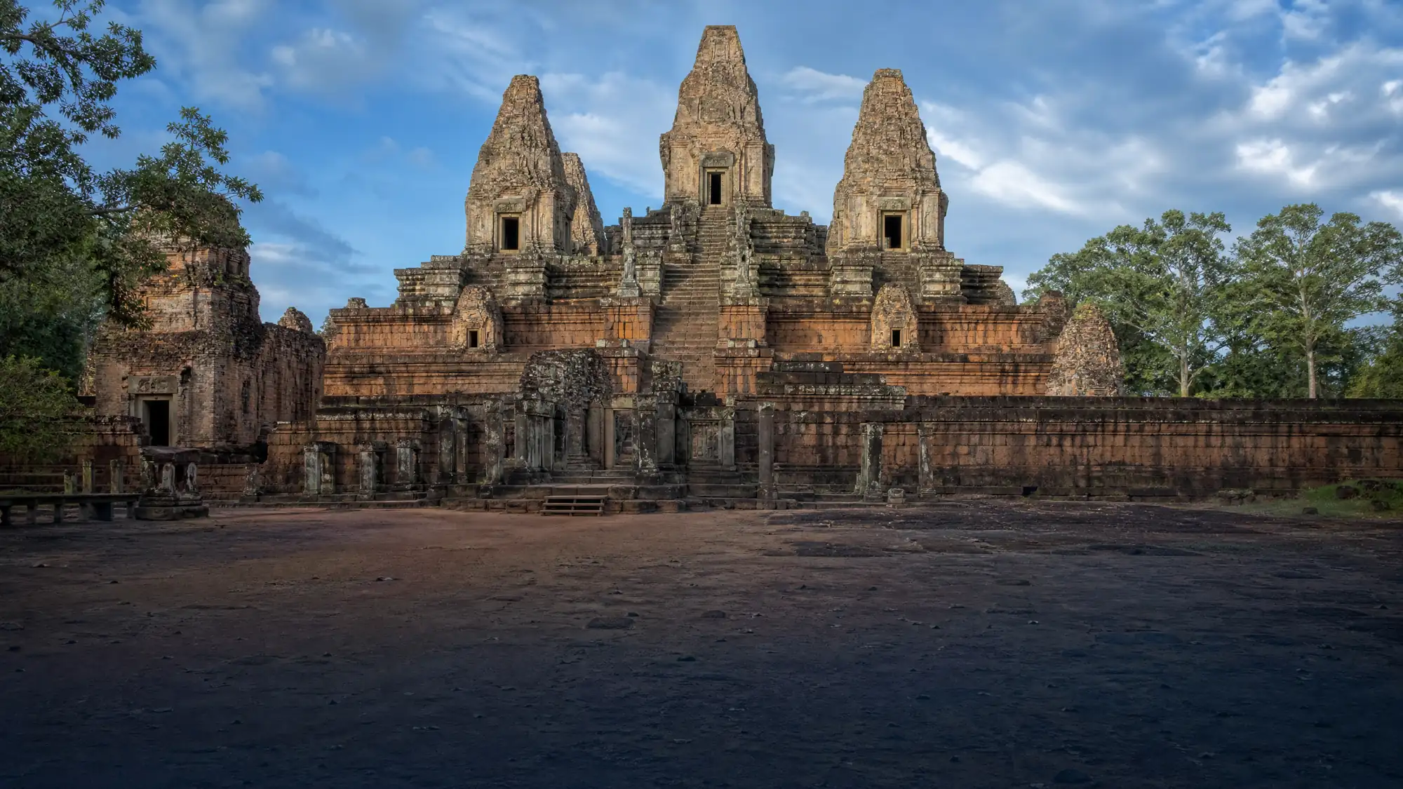Verken deze 10e-eeuwse hindoeïstische tempelberg. Bekend om zijn piramide met drie niveaus en warme baksteentinten, is het een uitstekende plek om laat in de middag te genieten van het uitzicht.