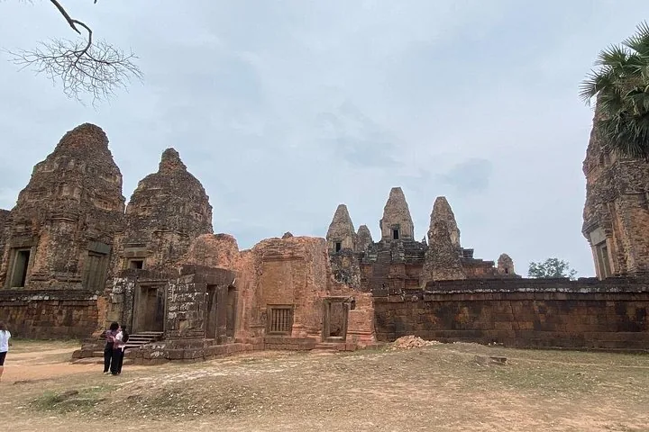 Vista amplia de las impresionantes torres y muros de piedra de Pre Rup.